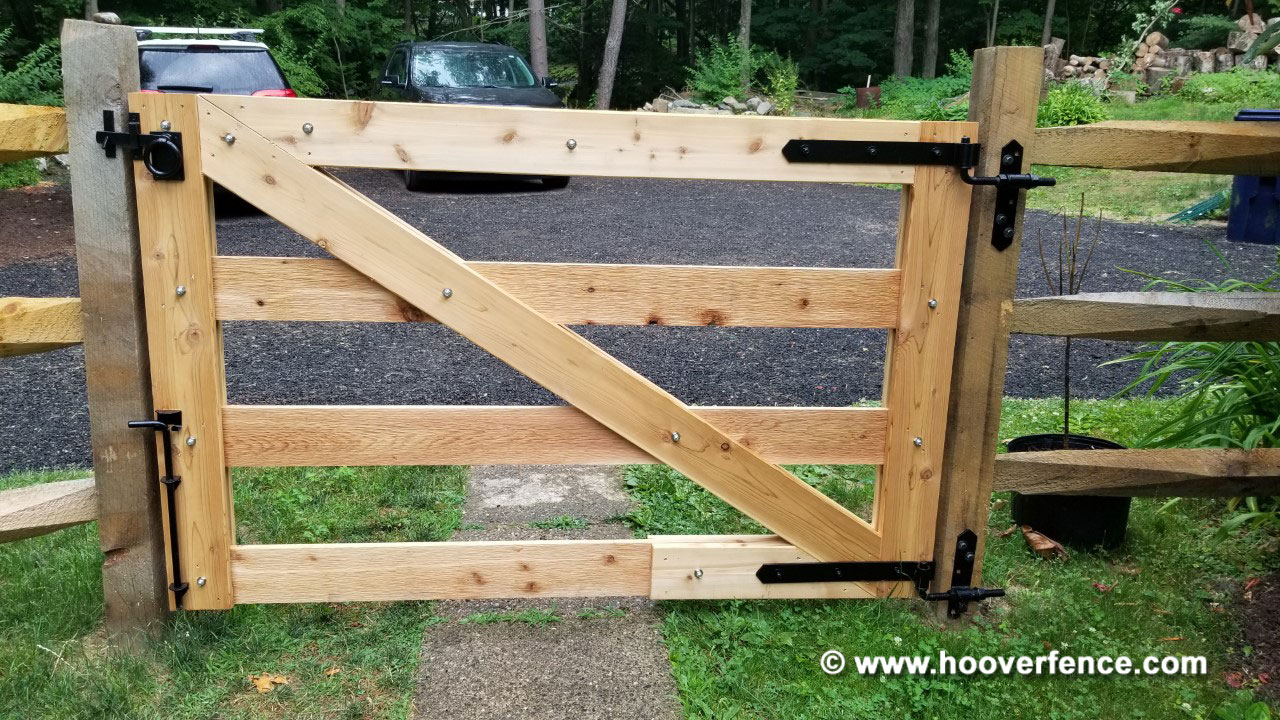 https://www.hooverfence.com/mas_assets/media/hooverfence/images/customer/customer-install-maine-board-gate-with-snug-cottage-hardware-and-west-virginia-lap-rail-5.jpg